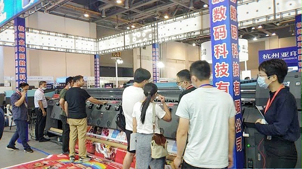 杭州广印展客户参观磁悬浮机器